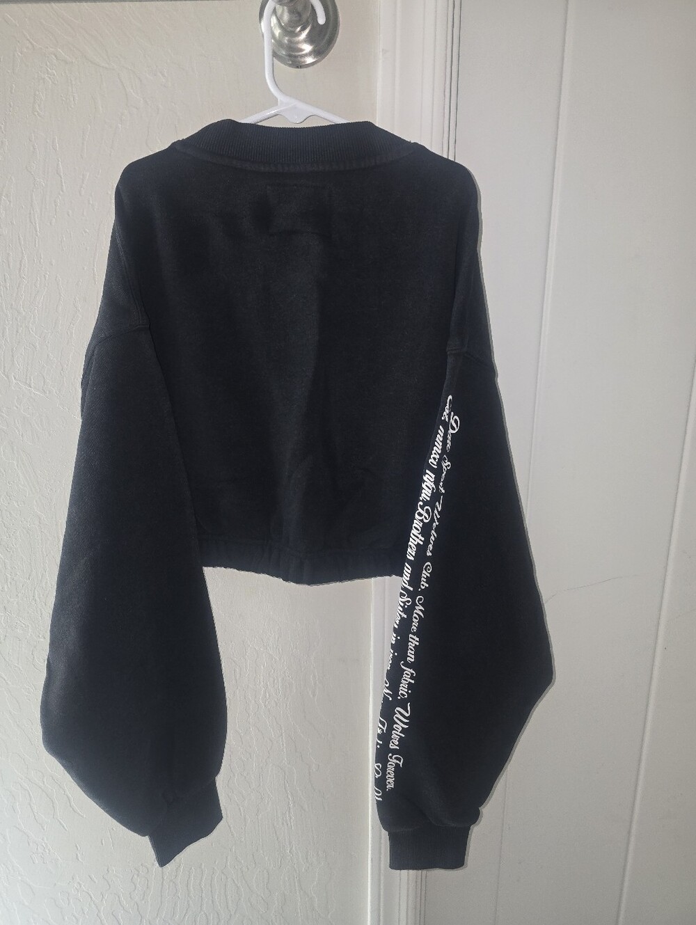 NWT Darc Sport Black Heart Vintage Gwen Cropped Crewneck Sweatshirt Size: Small - Picture 5 of 5